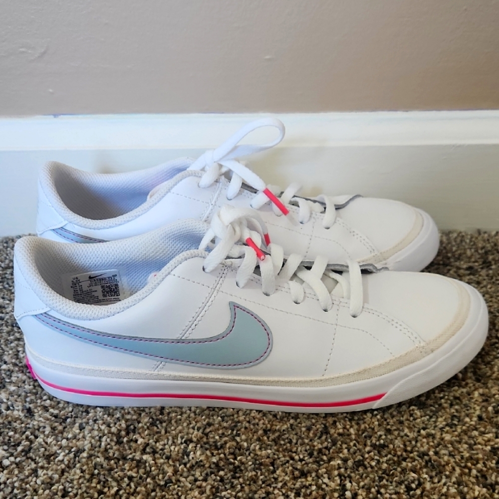 Women's Size 7 Nike Court Legacy Sneakers